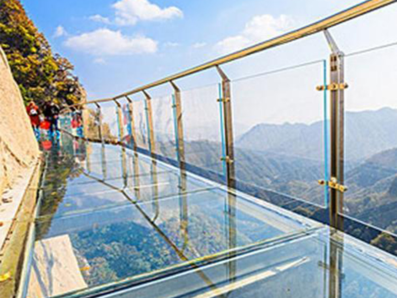 玻璃吊橋受到外國人質(zhì)疑，不遠(yuǎn)萬里來砸橋，結(jié)局讓人很無奈